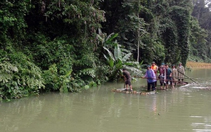 Bắc Kạn: Dùng bè tre cứu trợ 12 nhà dân bị cô lập trong lũ